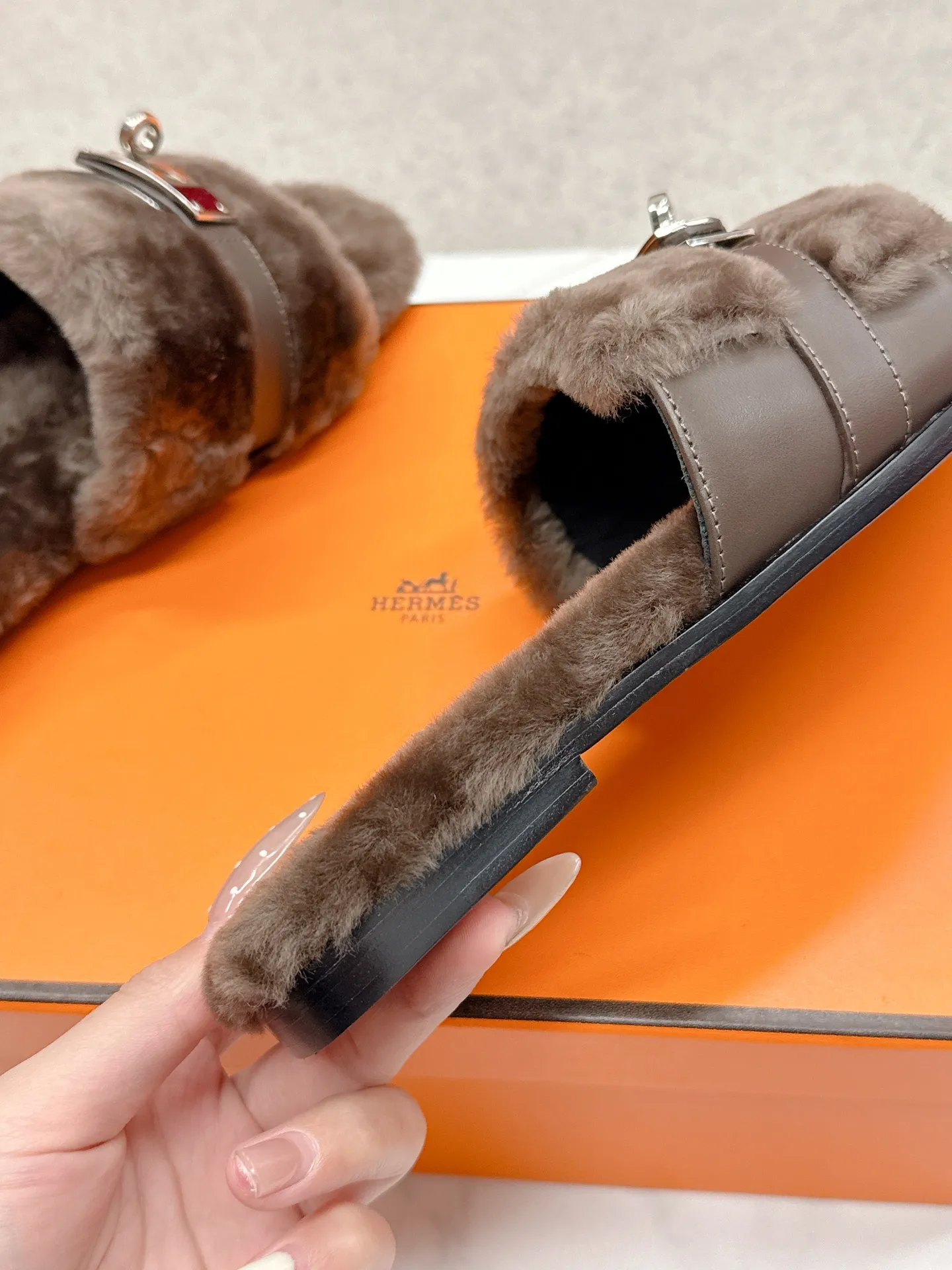 👟👟Ex-factory price 480👟👟 Hermes 🐎25/ Latest Autumn and Winter fur one-piece fur slippers KeIIy locks are embellished on the uppers with palladium plating to reflect low-key light. This year’s fabrics are made of lamb wool, which is fluffy and cute. It feels like stepping on clouds. Wear it barefoot or with socks, it is very fashionable 🎁 Paired with suit pants, it is an invisible shirt in the workplace. Echoing the knitted skirt, it has become a standard accessory for lazy afternoons. Pair it with jeans for a more casual style. ✔️Fabric: wool ✔️Inner lining: imported lamb wool ✔️Sole: original leather sole ✔️Size: #35-42 (customized at 40.41.42)